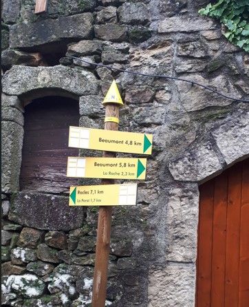 Panneaux randonné devant la maison